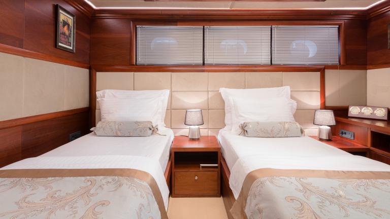 A double cabin with two cosy single beds in a simple design and discreet decorations.